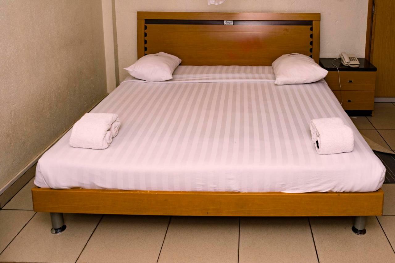 Aponye Hotel Kampala Luaran gambar